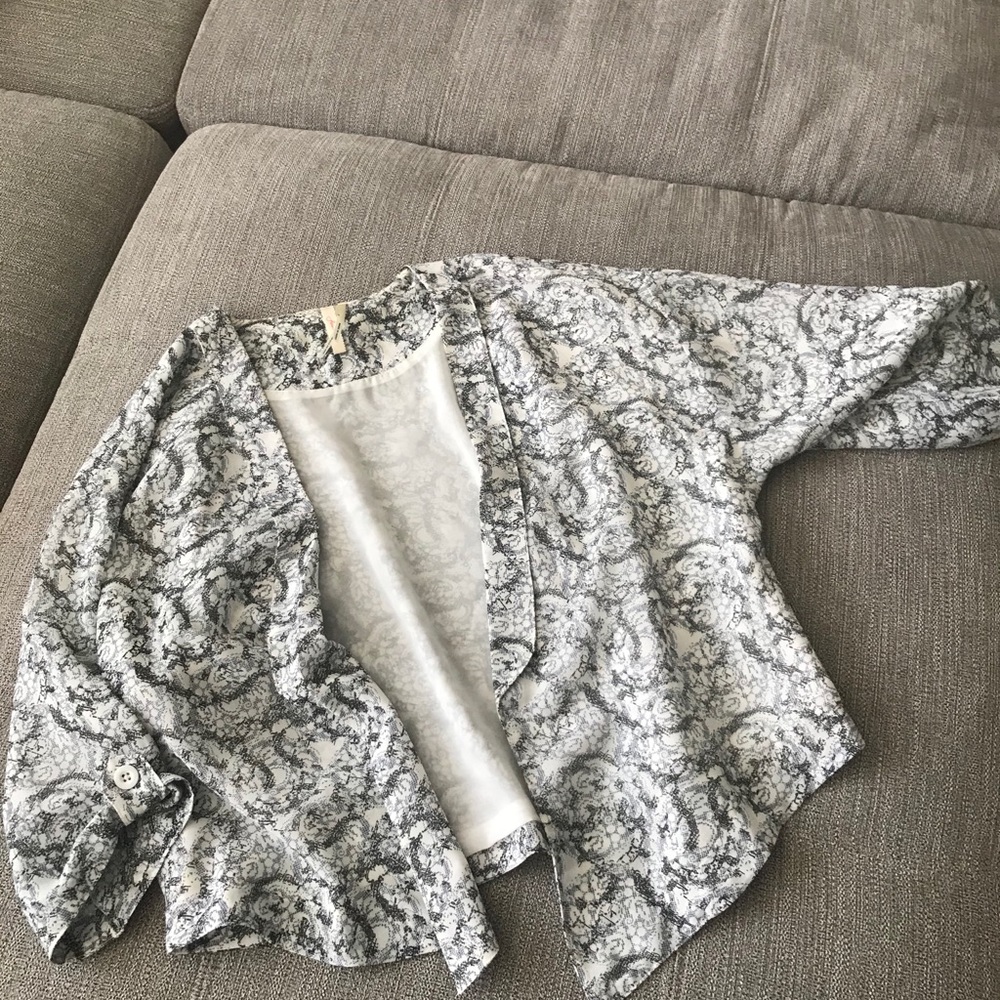 Patterned 3/4 length sleeve shall top